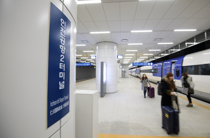 인천공항에서 진부로 가는 무정차  KTX 가 첫 출발을 기다리고 있다 .  이 열차는 인천공항 제 2 터미널을 출발해 제 1 터미널만 거쳐 진부까지 바로 직행한다.