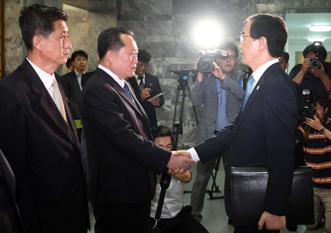 13일 판문점 북측 통일각에서 열린 남북 고위급 회담에서 조명균 통일부 장관과 리선균 조국평화통일위원회 위원장이 악수를 하고 있다. 사진=공동취재단