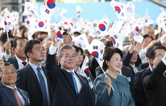 15일 서울 용산구 서울중앙국립박물관에서 열린 '제73주년 광복절 및 정부수립 70주년 경축식'에서 문재인 대통령이 태극기를 흔들고 있다. 사진=청와대 제공