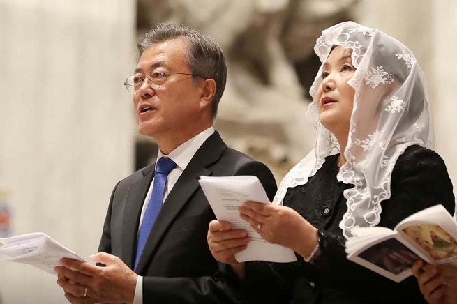 17일(현지시간) 성 베드로 성당에서 열린 ‘한반도 평화를 위한 특별미사’에 참여한 문재인 대통령과 부인 김정숙 여사. 사진=청와대 제공