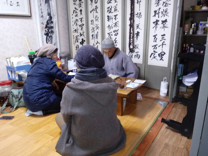 손님에게 상담을 하는 법상스님