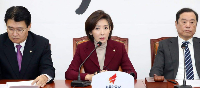 첫 비상대책위원회 회의에 참석해 의견을 표현하는 나경원 의원