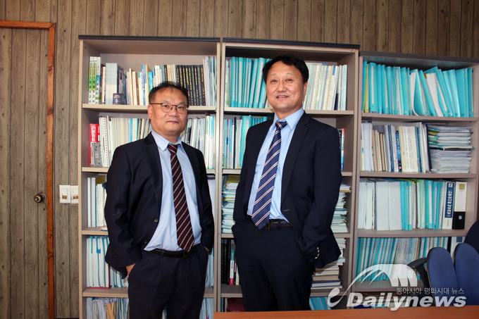 김병수 대표가 동료직원과 함께했다