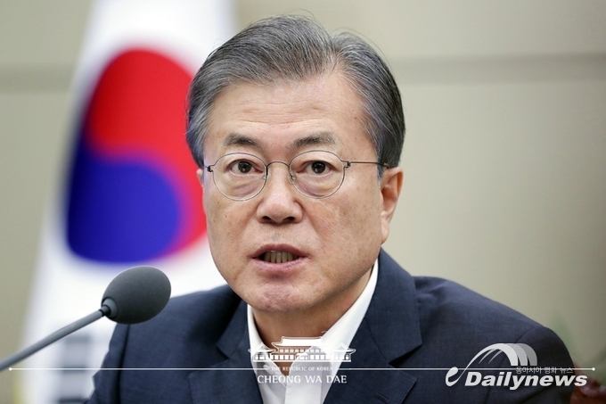 문재인 대통령이 8일 오후 청와대에서 열린 수석보좌관 회의를 주재하고 있다. 이날 문 대통령은 “일본 측의 조치 철회와 양국 간 성의 있는 협의를 촉구한다”고 밝혔다. (사진=청와대)
