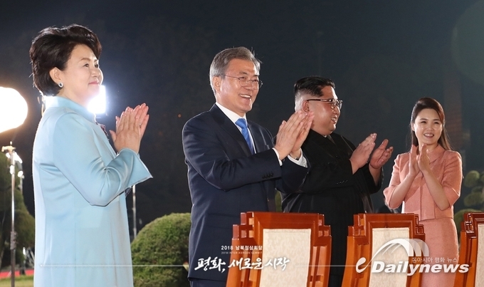 문재인 대통령은 국익을 손해 보지 않는 상황에서 지금의 한반도 평화프로세스를 계속이어 가야만 한다. (출처:2018 남북정상회담 준비위원회)