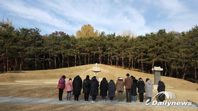 애국열사들의 묘에 참배를 드리는 학생들 (사진=센트컬처 제공)