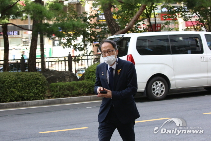 박주민 더불어민주당 의원이 23일 패스트트랙 공판과 관련해 서울 남부지법에 출석하고 있다. (사진=유미라 기자)