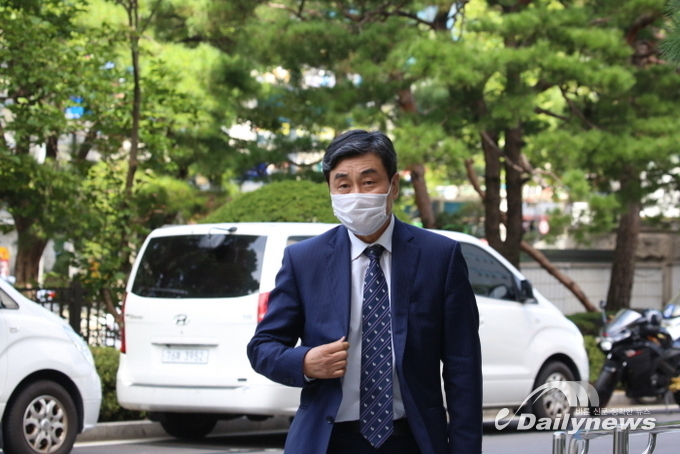 이종걸 더불어민주당 전 의원이 23일 패스트트랙 공판과 관련해 서울 남부지법에 출석하고 있다. (사진=유미라 기자)