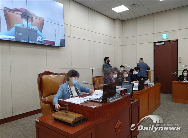 서영교 국회 행정안전위원회 위원장(서울 중랑구 갑, 더불어민주당),  국가공무원으로의 처우를 위한 제도개선과 최대한의 지원 방법에 대해 검토 (사진= 서영교 의원 제공)