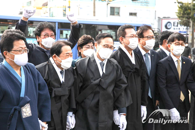 2020 캠프마켓 개방행사에 참석한 모습 (사진= 홍영표 국회의원 제공)