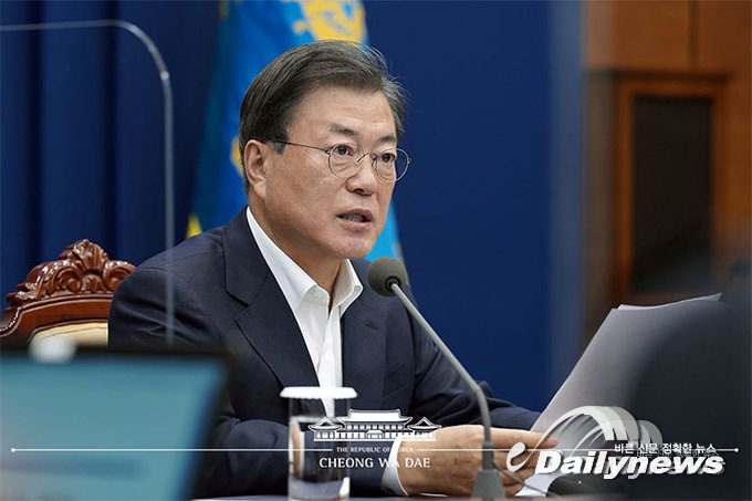 ▲ 문재인 대통령이 미국 대선에서 존 바이든 후보가 당선된 것에 대해 9일 수석·보좌관회의에서 '미국을 통합시키고 성공하는 정부를 이끌어 나가길 기원한다'며 축하 메시지를 전했다/청와대 제공