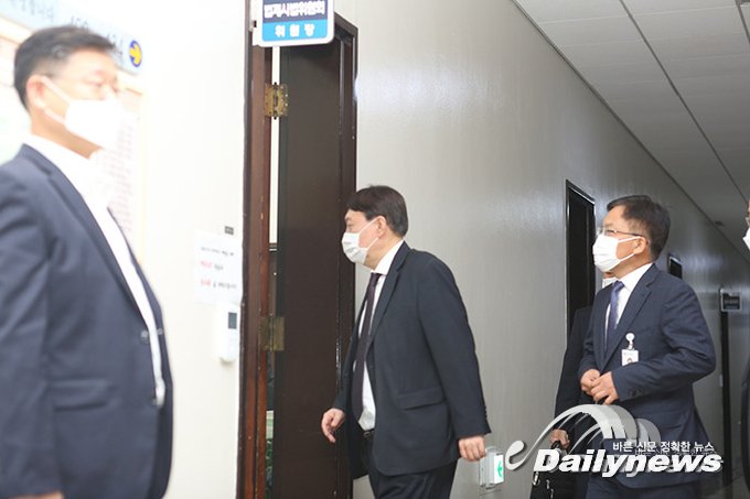 ▲ 지난달 국정감사를 위해 서울 여의도 국회 국정감사장에 들어서는 윤석열 검찰총장/사진 민진철 사진기자