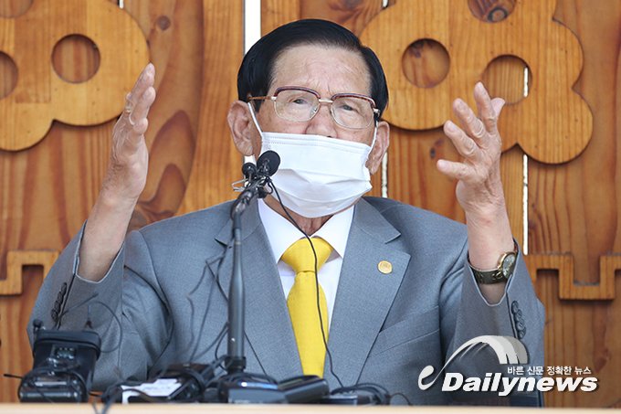 ▲ 지난 3월 신천지 교인을 중심으로 코로나19가 확산한 후 기자회견을 진행하는 이만희 신천지예수교증거장막성전 총회장/사진 사진공동취재단 제공