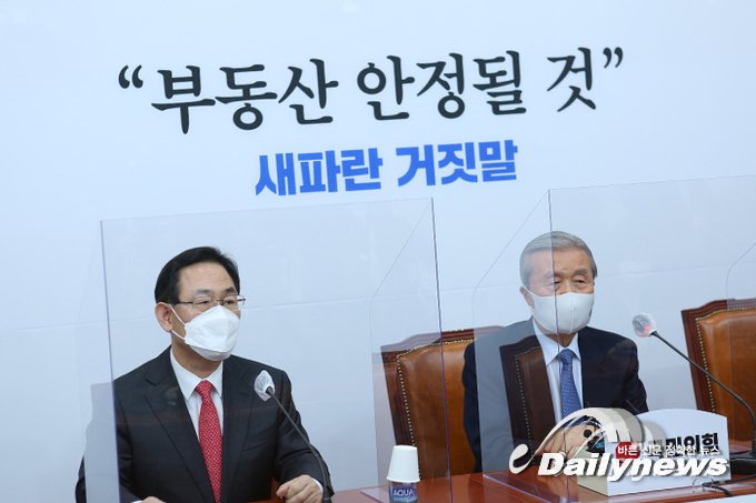 ▲ 김종인 국민의힘 비상대책위원장(우)와 주호영 국민의힘 원내대표(좌)가 25일 국회에서 긴급 기자회견을 진행하고 있다/사진 민진철 사진기자
