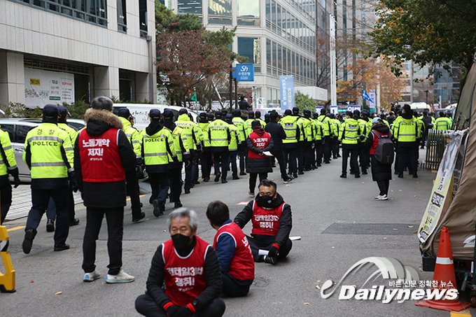 ▲ 민주노총이 25일 서울 여의도 더불어민주당사 앞에서 집회를 벌이고 있다/사진 민진철 사진기자