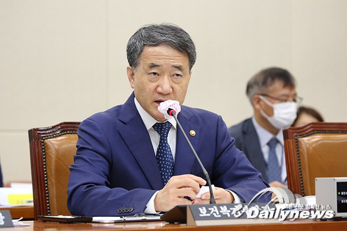 ▲ 박능후 보건복지부 장관은 지난 7월 국회에서 열린 보건복지위원회 전체회의에 참석해 감염병예방법 개정안 4건이 의결된 데 대해 감사를 표했다/사진 이용도 기자