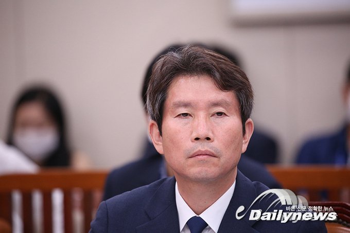 ▲ 이인영 통일부 장관은 3일 국회 외교통일위원회 전체회의에 참석해 '접경 지역 주민들의 재산·생명·안전을 직접 위협하고 있어 법·제도적으로 다루고 정비해야 할 필요성이 높아졌다'고 주장했다/사진 이용도 기자