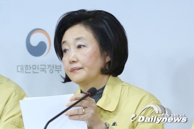 ▲ 박영선 중소벤처기업부 장관이 지난 2월 말 정부서울청사에서 열린 코로나19 파급영향 최소화와 조기 극복을 위한 민생·경제 종합대책에서 발언하고 있다/사진 민진철 사진기자