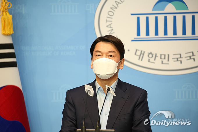 지난해 안철수 국민의당 대표가 서울 여의도의 국회 소통관에서 서울시장 보궐선거 출마 선언 기자회견을 하고 있다. (사진=민진철 사진기자)