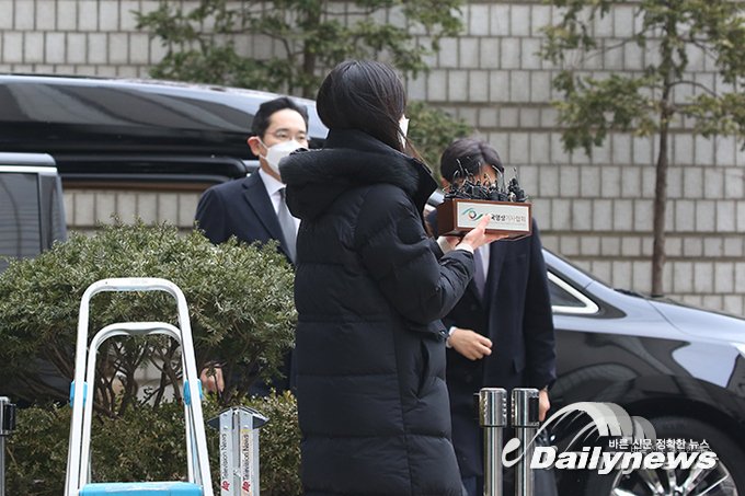 ▲ 이재용 삼성전자 부회장이 18일 서울고등법원에서 열린 국정농단사건 관련 뇌물공여 등 파기환송심 선고공판에 출석했다/사진 박경민 기자