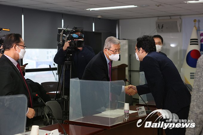▲ 김종인 국민의힘 비상대책위원장이 지난 15일 대한의사협회를 찾아 최대집 대한의사협회장과 악수하고 있다/국민의힘 제공