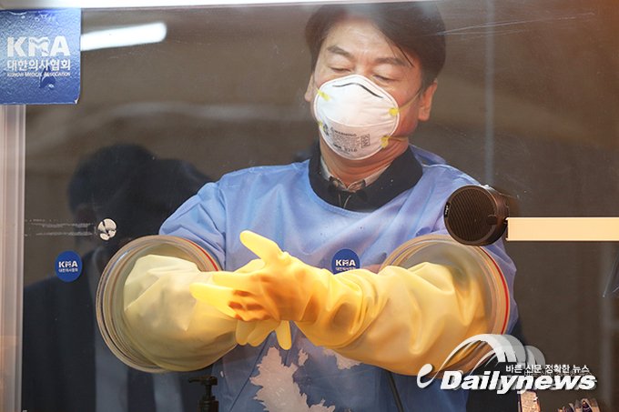 ▲ 안철수 국민의당 대표가 지난 15일 서울시청 앞 선별진료소에서 자원봉사에 나섰다/데일리뉴스