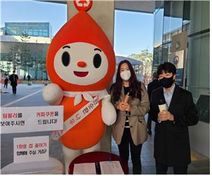 ▲ 개인컵 사용 권장 캠페인 (사진=환경부)