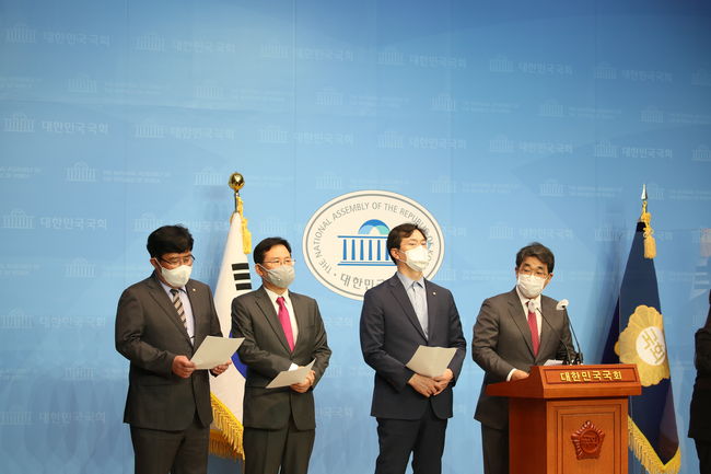 ▲ 국민의힘 강민국, 배준영 의원은 20일 오후 국회 소통관에서 기자회견을 열고 김원웅 광복회장의 사퇴 및 국가보훈처의 사과를 촉구했다.