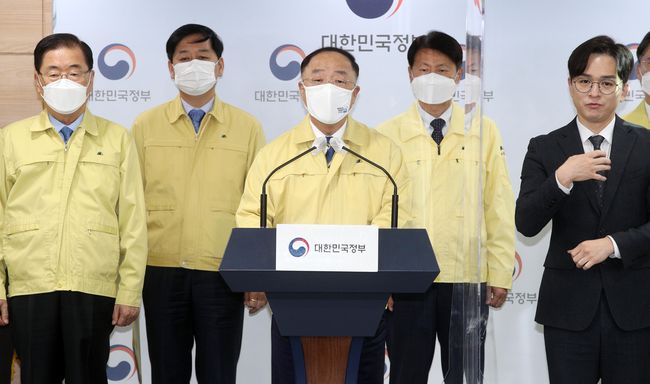 ▲ 홍남기 국무총리대행은 26일 오전 정부서울청사에서 대국민 담화를 통해 11월경 집단면역 달성이 가능하다고 발표했다. (사진=공동사진취재단)