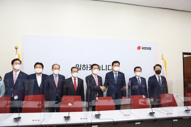 ▲ 더불어민주당 송영길 신임 당대표가 3일 서울 여의도 국회에서 국민의힘 김기현 원내대표를 예방했다.