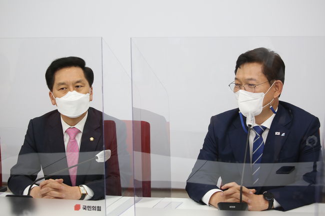 ▲ 더불어민주당 송영길 신임 당대표가 3일 서울 여의도 국회에서 국민의힘 김기현 원내대표를 예방했다.
