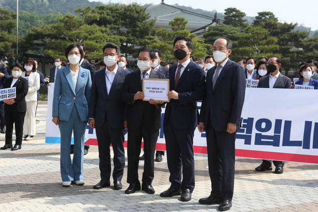 ▲ 종로구 청와대 앞에서 의원총회를 열고 유영민 대통령 비서실장에게 항의서한을 전달하고 있다. 왼쪽부터 배재정 정무비서관, 이철희 정무수석, 유영민 대통령 비서실장, 김기현 당대표 권한대행 겸 원내대표, 추경호 원내수석부대표