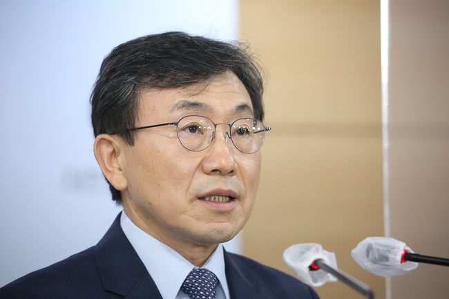 ▲ 권덕철 차장은 방역당국을 대표해 '코로나19 백신 접종 완료자를 대상으로 6월부터 순차적 방역조치 완화에 들어간다'고 밝혔다.