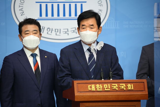 ▲ 부동산 추가 공급대책을 발표하고 있는 김진표 위원장.