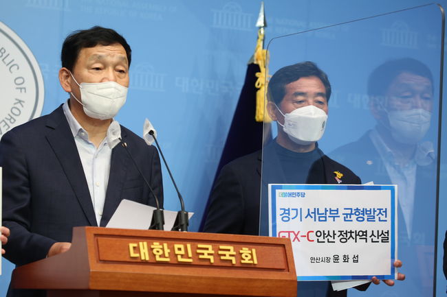 ▲ 더불어민주당 김철민 의원이 10일 국회 소통관에서 수도권 광역 급행 철도(GTX)-C 안산 연장 촉구 기자회견을 하고 있다.