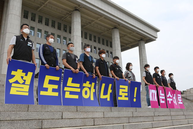 ▲ 박인호 철도노조위원장 등 철도하나로운동본부 회원들이 10일 오후 서울 여의도 국회 본청 앞에서 공동기자회견을 열고, 수서행 KTX 운행과 고속철도 통합을 촉구하고 있다.