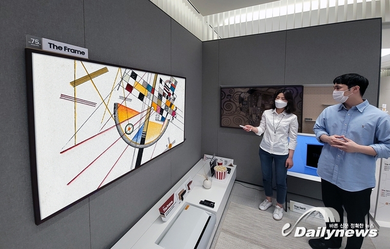 ▲ 삼성전자 직원들이 삼성 디지털프라자 홍대점에서 ‘더 프레임’에 담긴 바실리 칸딘스키의 작품 ‘Delicate Tension No.85’를 소개하고 있다./삼성전자 제공