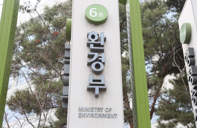 ▲ 환경부는 LG전자, 자원순환사회연대와 함께 1일 오후 엘지사이언스파크에서 가전분야 `탈플라스틱 실천 협약`을 체결했다고 밝혔다.