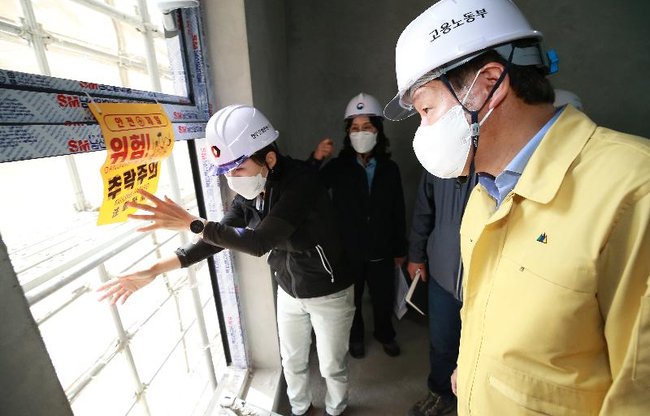 ▲ 안경덕 고용부 장관이 1일 세종시 소재 A공장 신축공사 현장을 불시에 순찰 · 점검했다. 사진은 5월 26일 자율주택 정비사업 신축공사 현장방문 당시. (사진=고용노동부)