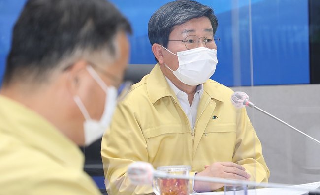 ▲ 전해철 중앙재난안전대책본부 2차장이 8일 오전 서울 종로구 정부서울청사 서울상황센터에서 열린 `코로나19 대응 중앙재난안전대책본부 회의`에 회의에서 모두발언을 하고 있다. (사진=행정안전부)