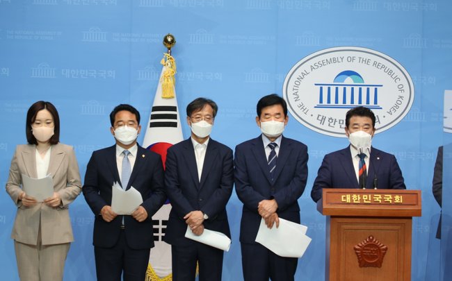 ▲ 박정 더불어민주당 부동산특위 공급분과 간사가 10일 오전 국회 소통관에서 주택시장 안정을 위한 추가 공급대책을 발표하고 있다. 