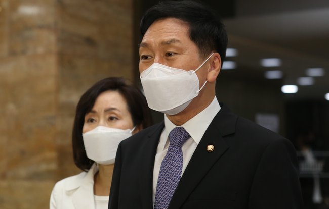▲ 14일 김기현 국민의힘 원내대표가 국회에서 열린 의원 총회 후 퇴장하고 있다.