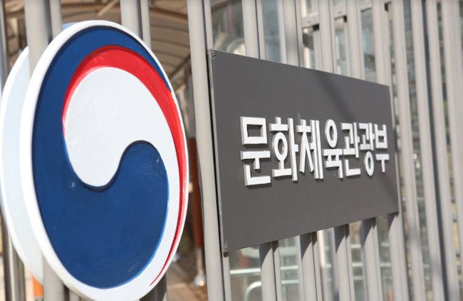 ▲ 문화체육관광부 황희 장관은 소설 `밤의 여행자들`로 `대거상` 번역추리소설 부문을 수상한 윤고은 작가와 리지 뷸러 번역가에게 축하와 격려의 뜻을 전했다고 밝혔다.