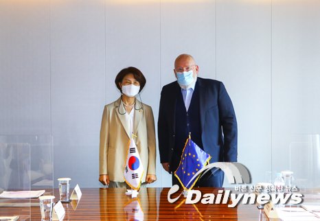 ▲ 한정애 환경부 장관(왼쪽)/사진은 지난 7월 7일 서울 더플라자호텔에서 프란스 티머만 EU 집행부위원장과의 양자회담 당시, 환경부 제공