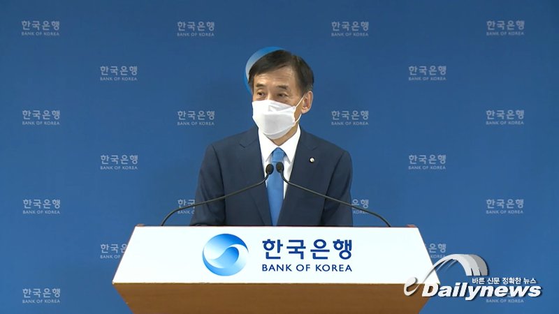 ▲ 지난 7월 15일 개최된 금융통화위원회(금통위) 의사록이 8월 3일 공개됐다. 최근 코로나 확산세에 대한 우려를 나타내면서도, 이것이 종국에는 경제 요인에 플러스(+) 요소로 작용할 것이라는 금통위 내부의 의견이 제시된 것으로 밝혀졌다. 사진은 7월 15일 이주열 한국은행 총재가 기자 간담회에서 모두발언을 하는 모습/사진 한국은행 제공 