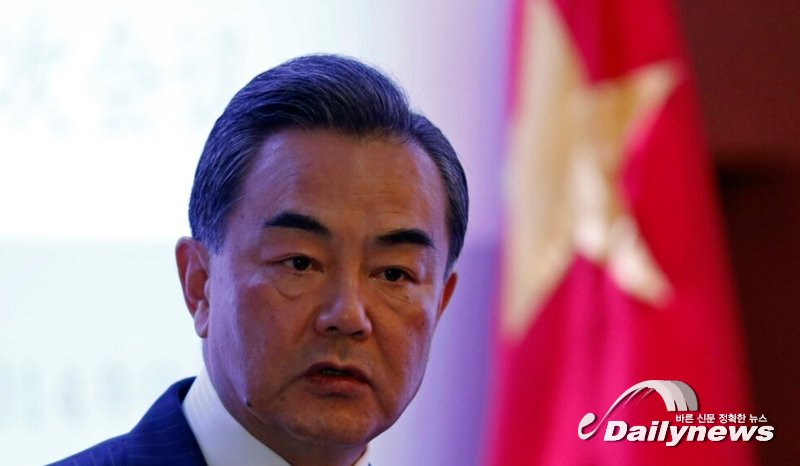 ▲ 지난주 존 케리 미국 기후 특사를 맞이하는 자리에서, 왕이 중국 외교부장은 '기후 협력을 위한 오아시스(평화지대)'는 세계 최대의 온실가스 배출국인 양국 사이의 보다 광범위한 관계와 분리할 수 없다고 말했다/사진 로이터통신 제공