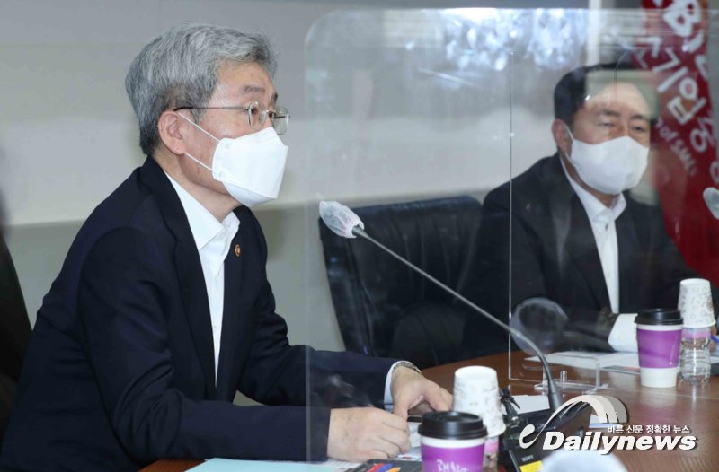 ▲ 고승범 금융위원장이 취임 후 첫 현장 행보로 중소기업 및 소상공인 단체장들과 지난 9월 9일 간담회를 개최했다/사진 금융위원회 제공
