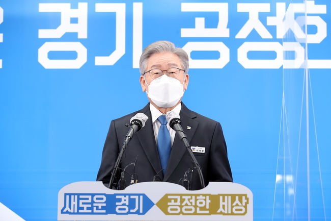 ▲ 이재명 후보가 경기도청 브리핑룸에서 지사직 사퇴를 선언하고 이에 대한 심경을 말하고 있다. (사진=경기도청)