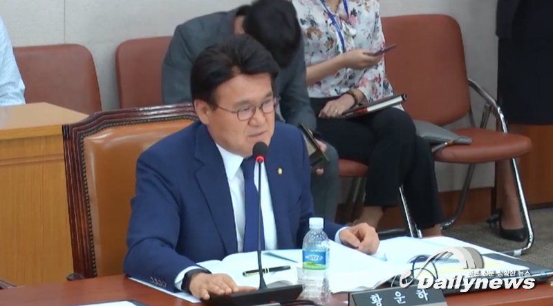 ▲ 황운하 더불어민주당 의원이 10월 15일 열린 국회 산업통상자원중소벤처기업위원회 국정감사에서 한국가스공사의 불공정 채용 문제를 지적하고 나섰다/사진 황운하TV 제공