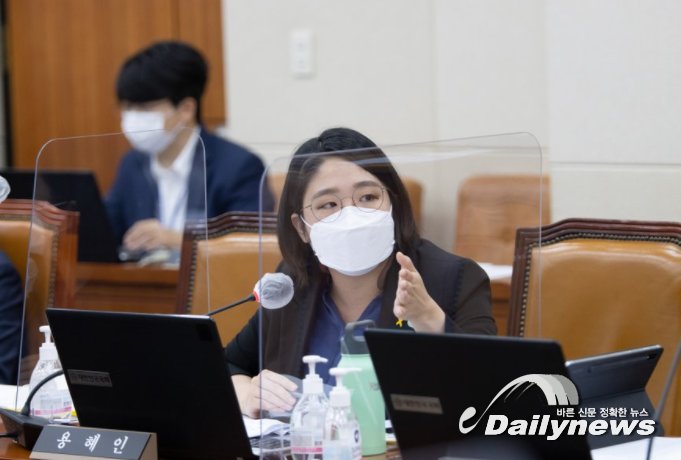 ▲ 국회 기획재정위원회 소속 용혜인 기본소득당 의원은 2019년 배당소득 상위 1%에 속하는 9만 7,019명 중 1만 3,987명은 근로소득 상위 1%에도 속해 두 소득을 합친 이들의 평균 소득이 4억 1천만 원으로 추산된다고 밝혔다/사진 트위터에서 발췌